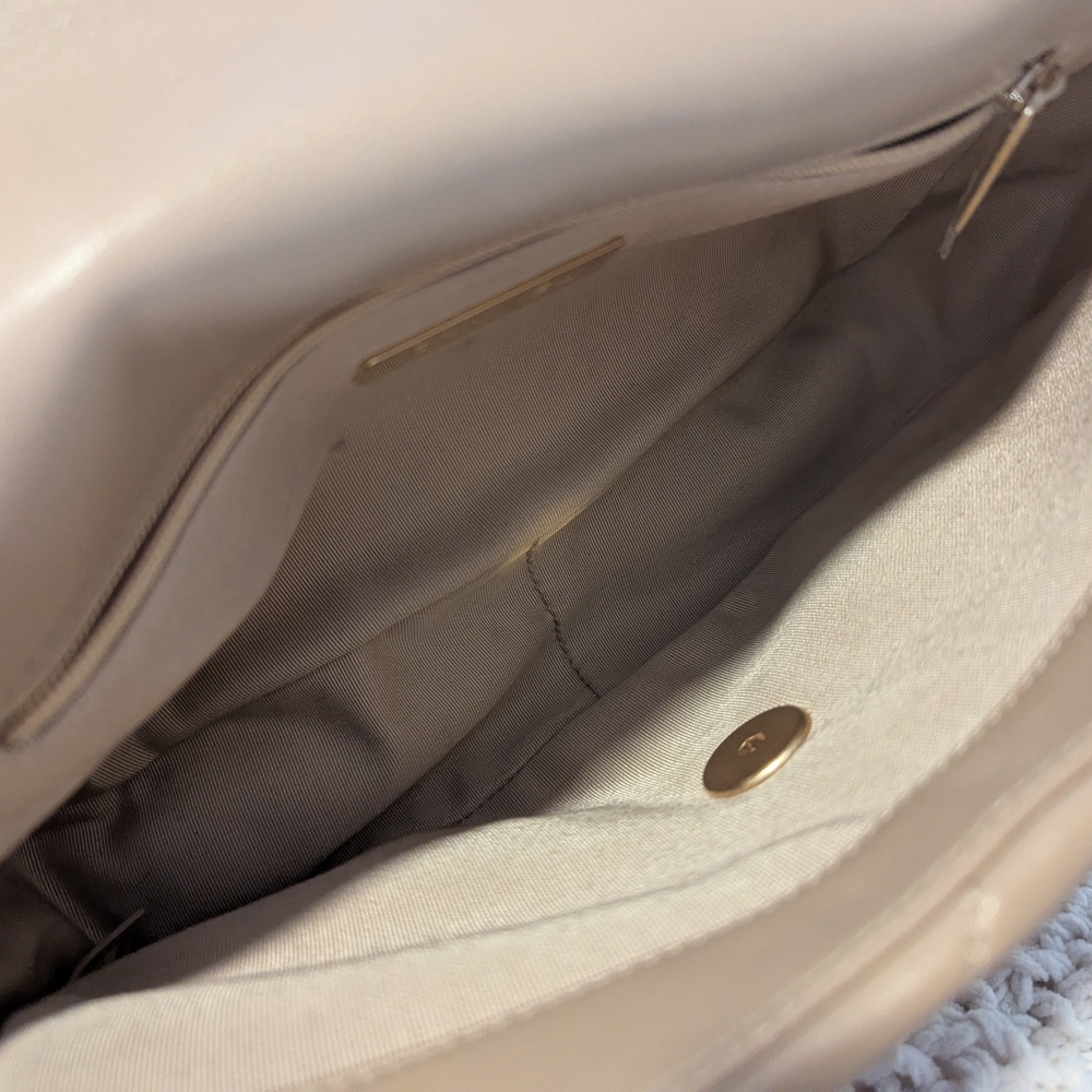 Chanel 19 Light Beige Quilted Shoulder Bag - Picture 4 of 12